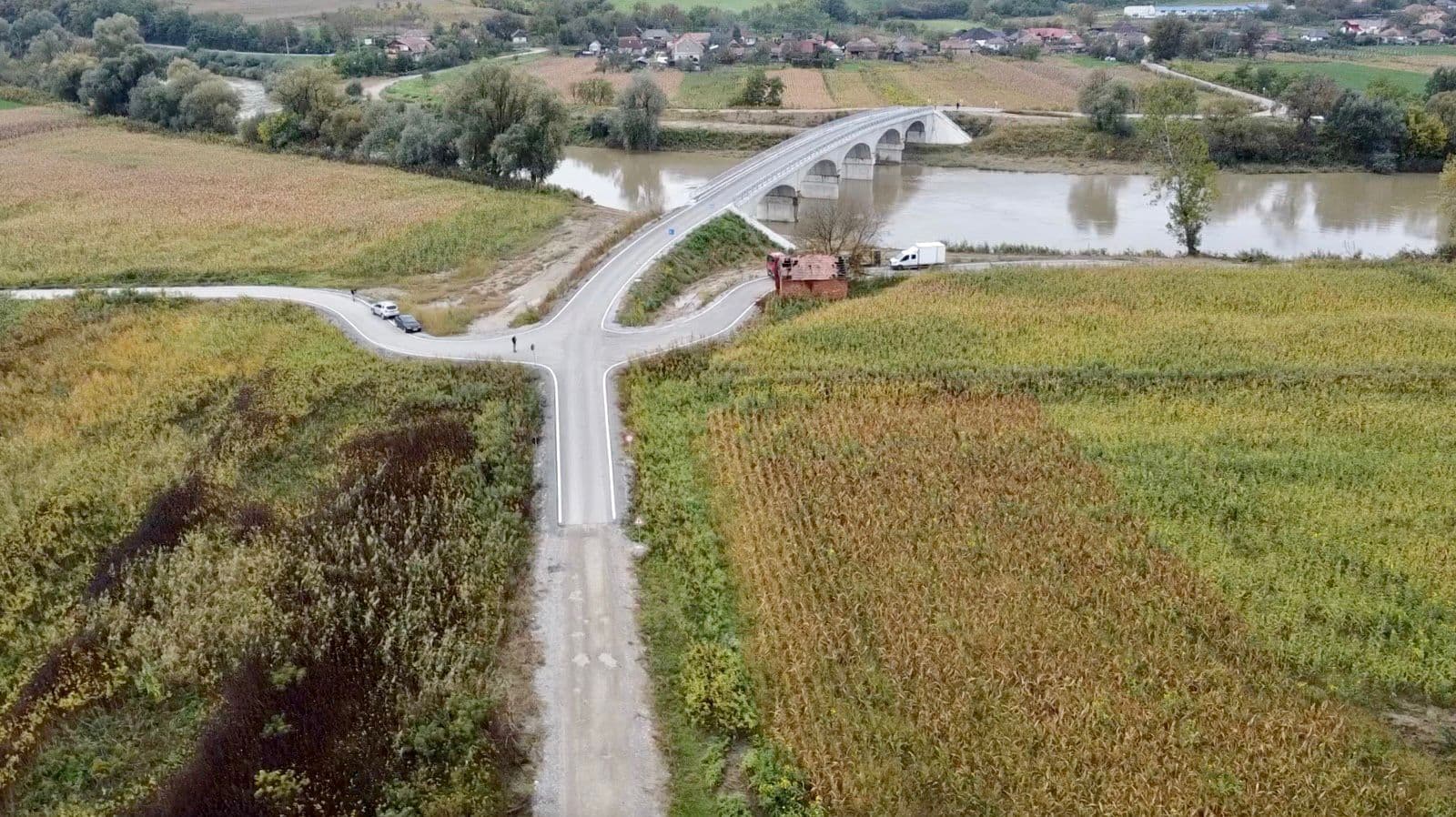 De râs și de plâns! Podul din Cluj care se termină într-un câmp cu porumb, autoritățile au contribuit la situația tragi-comică