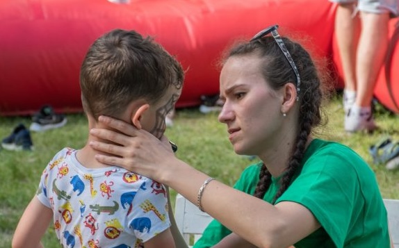 220 de copii din sistemul de protecție specială vor putea fi reintegrați în familii: CJ Cluj a aprobat un proiect de milioane de lei