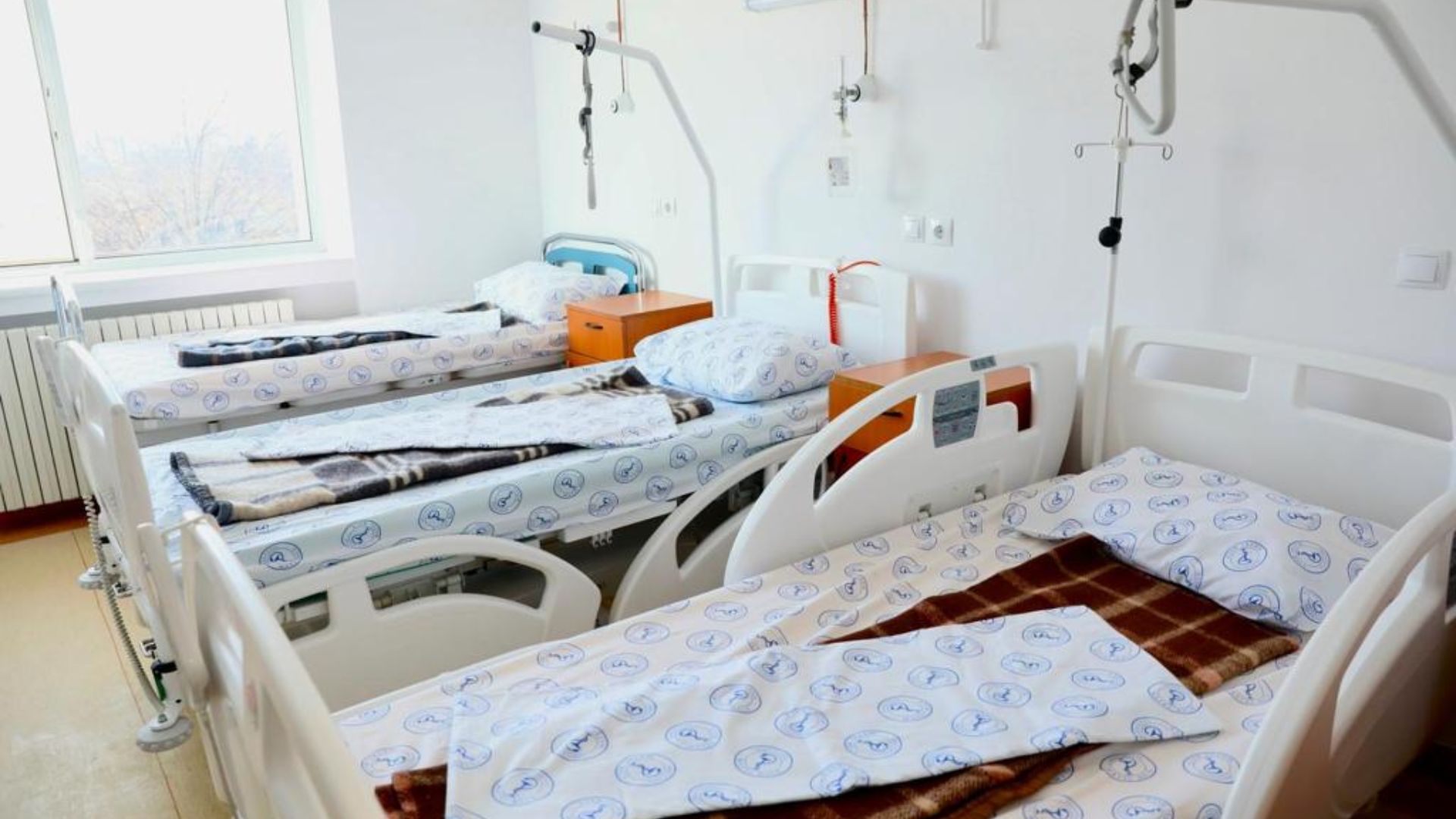 Mai puține paturi în spitale, dar mai multă eficiență? Planul Guvernului vrea să schimbe radical modul în care românii vor fi tratați până în 2028