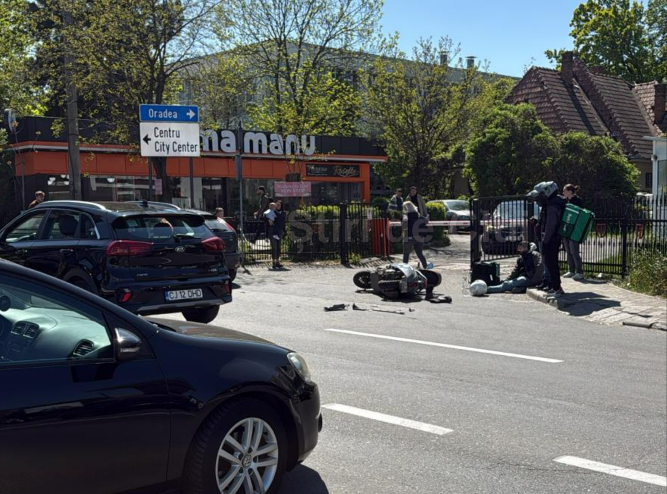 Accident în Cluj-Napoca, în urmă cu puțin timp, pe strada Republicii. Un livrator pe scuter a fost lovit. Trafic îngreunat, se circulă pe o bandă