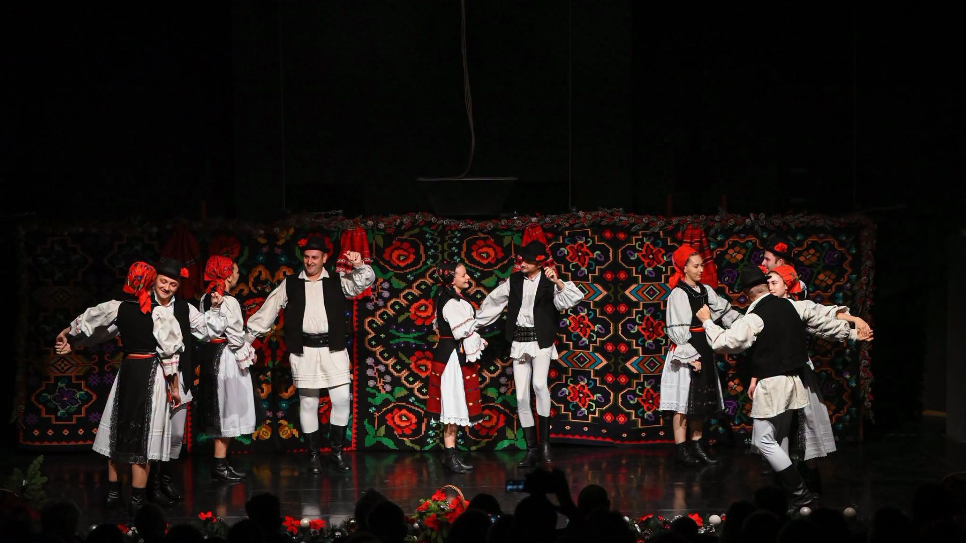 Clujul își duce tradițiile peste graniță! Dansuri, costume populare și obiceiuri românești, prezentate la un mare festival internațional din Polonia