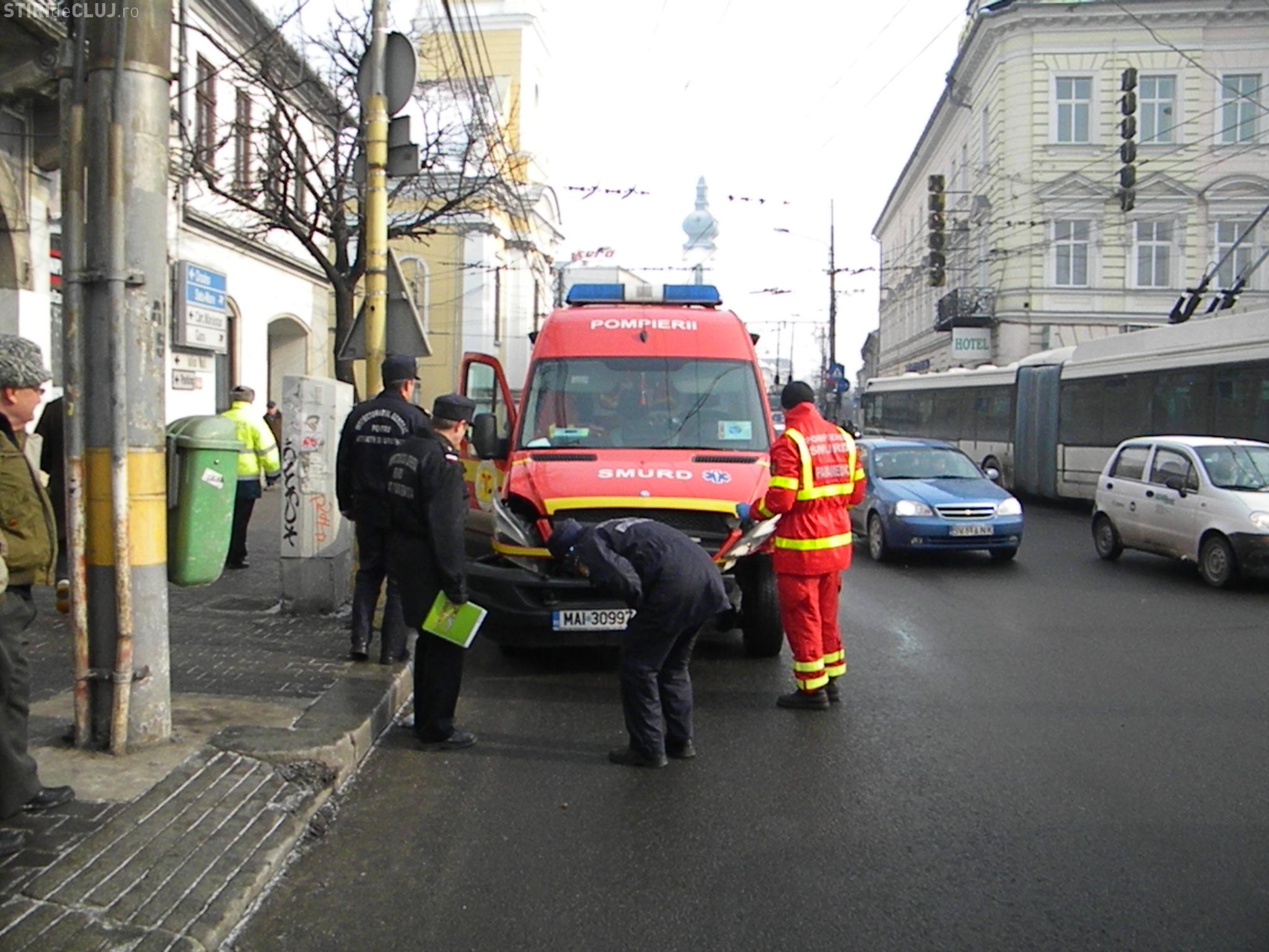 Ambulanta SMURD lovita intrun accident in Cluj in fata Hotelului Melody ! Masina transporta un