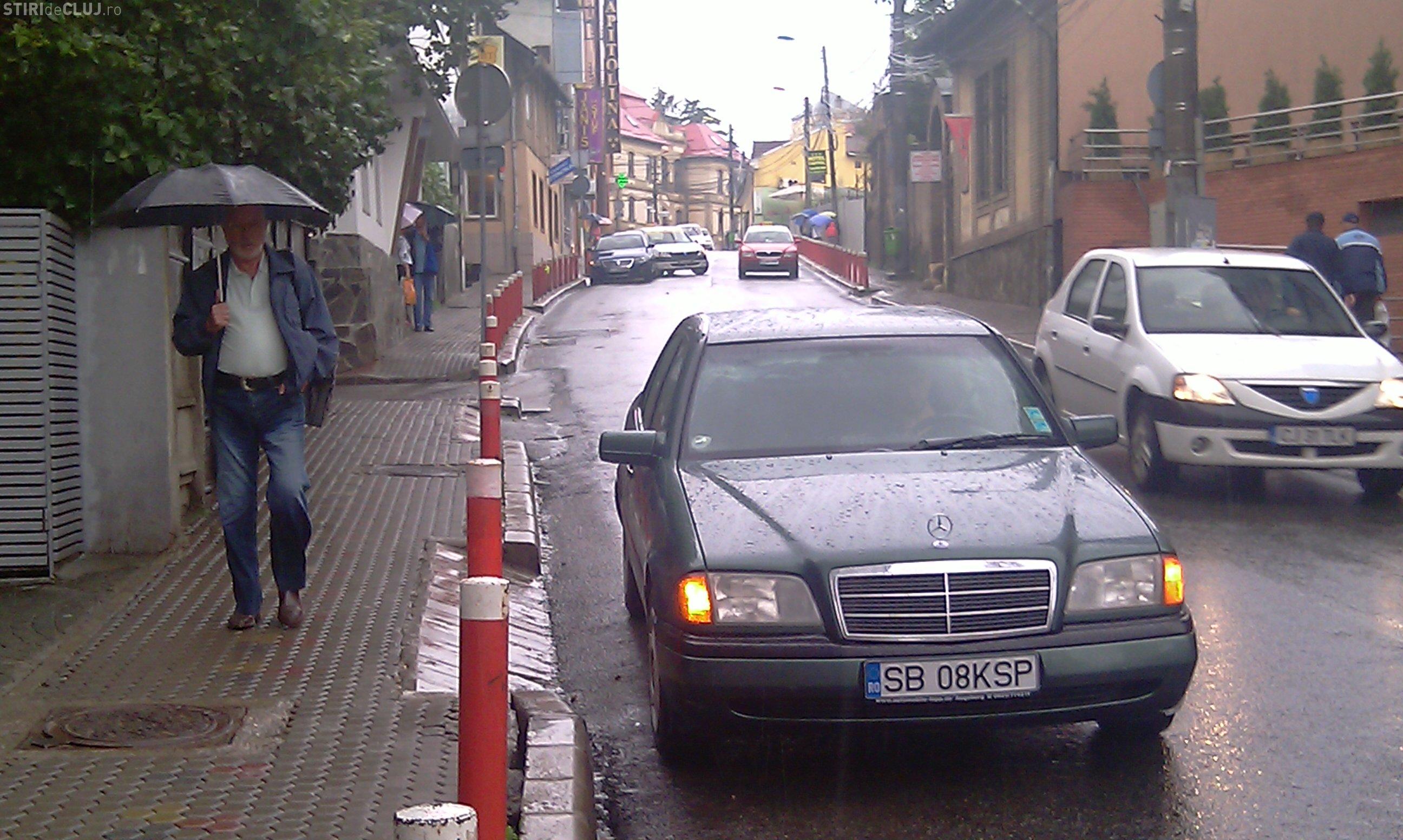 Smecheri de Cluj la tot pasul in oras. Doua masini lasate pe strada Victor Babes cu avariile pornite, incurca traficul. FII REPORTER! - FOTO