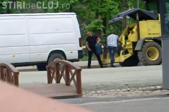 Cum se fura motorina de la un utilaj care lucreaza in Parcul Central! Utilajul apartine firmei ACI VIDEO