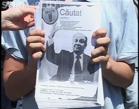 Iliescu si-a lansat cartea despre Revolutie cu scandal. Fostul presedinte a fost huiduit de tineri