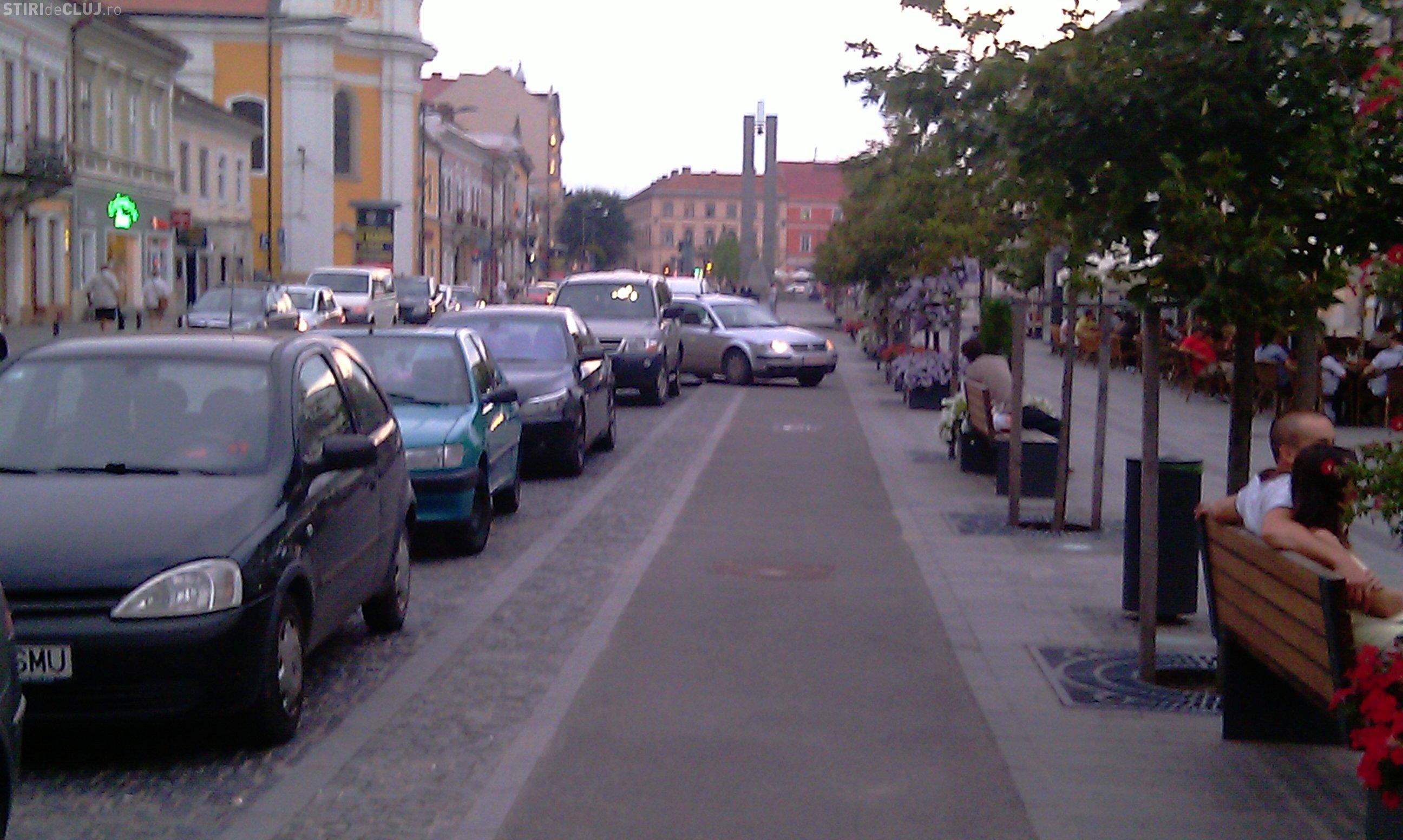 Biciclistii n-au loc in oras de soferi! O tanara a parcat luni seara pe pista de biciclisti de pe Bulevardul Eroilor si isi astepta ... prietenele! VIDEO