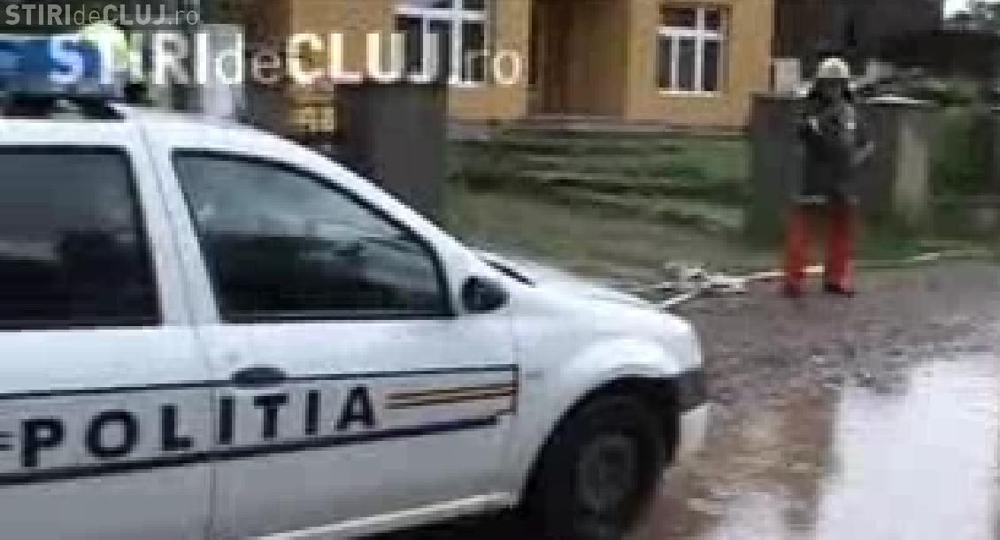 Locuitorii din Floresti au blocat strada Cetatii, dupa care s-au certat cu primarul ca nu-i scapa de gropile si baltile de pe strada - VIDEO