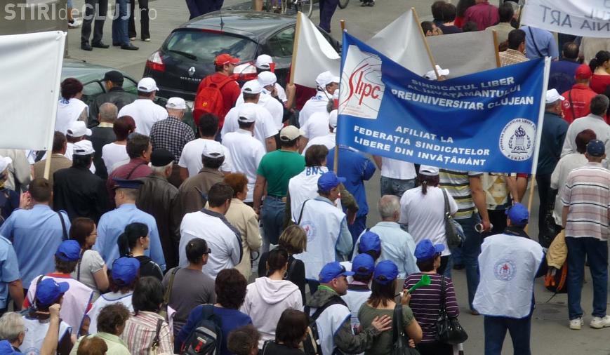 Doar 20 de sindicalisti au protestat in fata Prefecturii Cluj. Ei au amenintat ca intra in greva foamei daca li se taie salariile