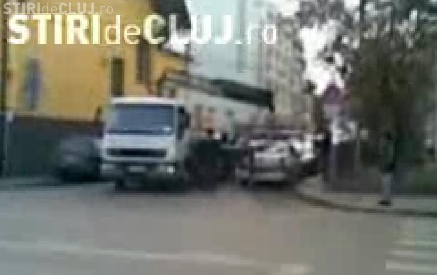 Un clujean a filmat cu un telefon mobil cum este ridicata o masina a Politiei Cluj  chiar din fata sediului - VIDEO