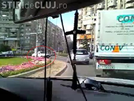 Un sofer conducea pe contrasens in giratoriul Marasti. Scena i-a socat pe ceilalti conducatori auto care l-au filmat pe "englez"- VIDEO