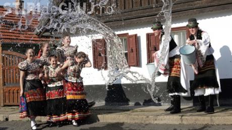 Traditii ciudate de Pasti: Biciuirea femeilor peste fese! 