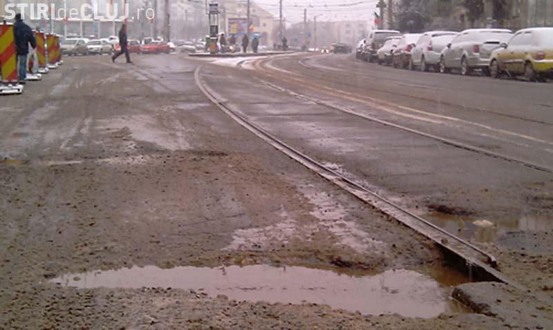 RATUC vrea sa carpeasca zecile de "cratere" de langa sinele de tramvai de pe strazile Primaverii si Plopilor
