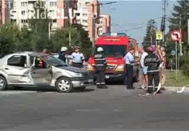 EXCLUSIV - Accident la Interservisan, in Cluj-Napoca! O masina a fost lovita de un troleibuz, iar o femeie a fost ranita! -VIDEO