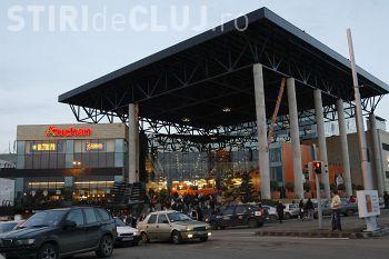 Accident la intrarea in Iulius Mall - o masina a derapat si s-a izbit de coltul cladirii - VIDEO