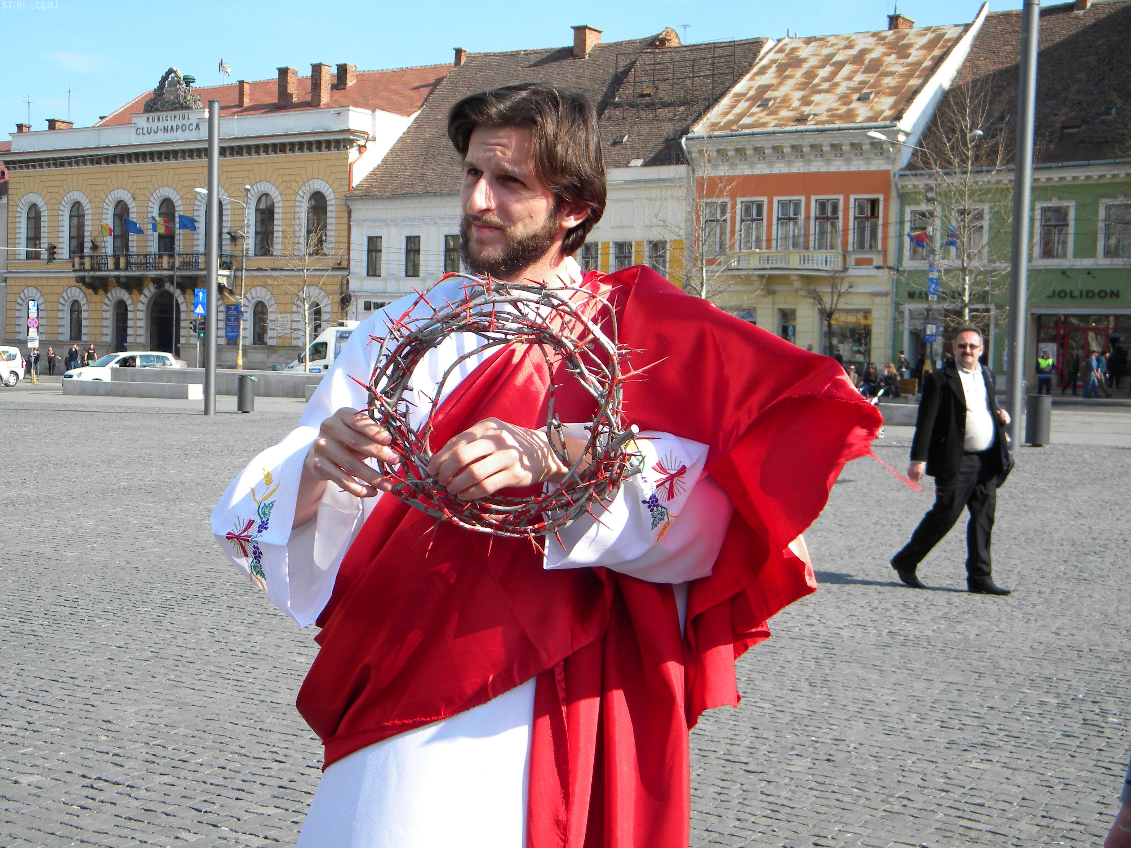 Drumul Crucii, refacut la Cluj! Zeci de credinciosi au mers intr-o procesiune pe Bulevardul Eroilor VIDEO si FOTO