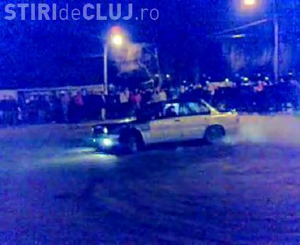 Burnout, liniute si curse ilegale de masini la Cluj. Tinerii s-au strans la Sala Sporturilor pentru a vedea masinile la lucru - VIDEO