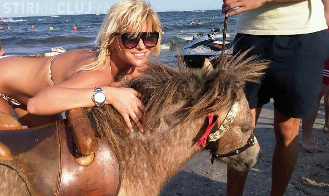 Delia Matache, "topita" dupa un ponei pe plaja - FOTO