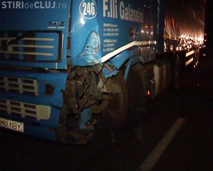 VIDEO - Accident la Izvorul Crisului, jud. Cluj, soldat cu patru tineri raniti. Un Opel a ajuns sub rotile unui TIR - Galerie FOTO