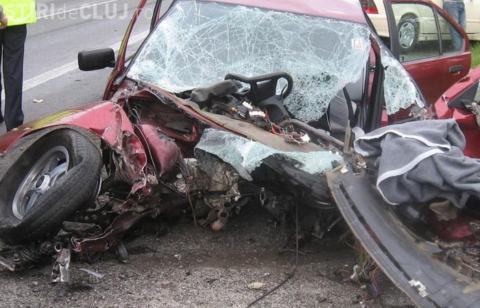 Accident cu un mort la iesire din Gilau. Un autoturism a ajuns sub un TIR si a fost strivit