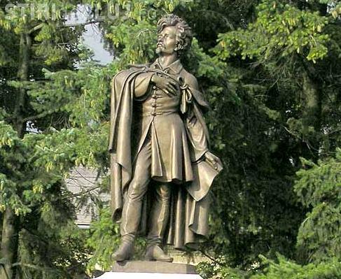 Statuia lui Petofi Sandor a fost amplasata in comuna Mihai Viteazu, cu toate ca s-a spus "sa fie taiata pentru ca e prea inalta"