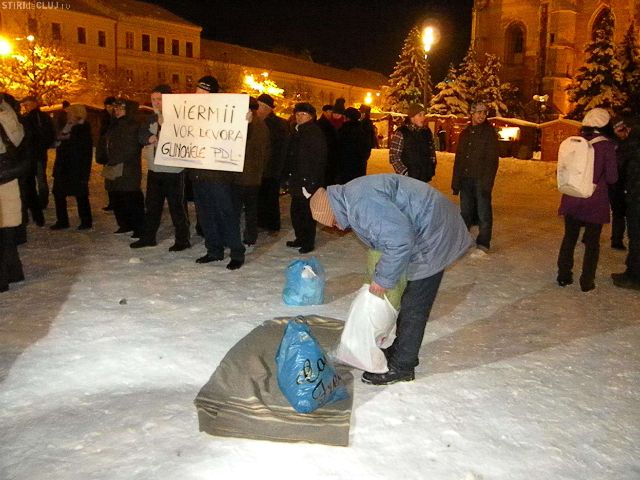 Protest excentric in Piata Unirii impotriva lui Traian Basescu! Un tanar  si-a intins patura pe zapada si a vrut sa se culce FOTO