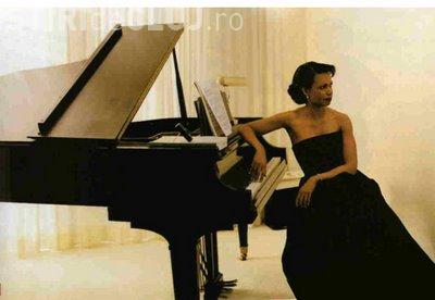 Duet inedit: Condoleezza Rice, fostul secretar de stat SUA, a acompaniat-o pe Aretha Franklin - VIDEO
