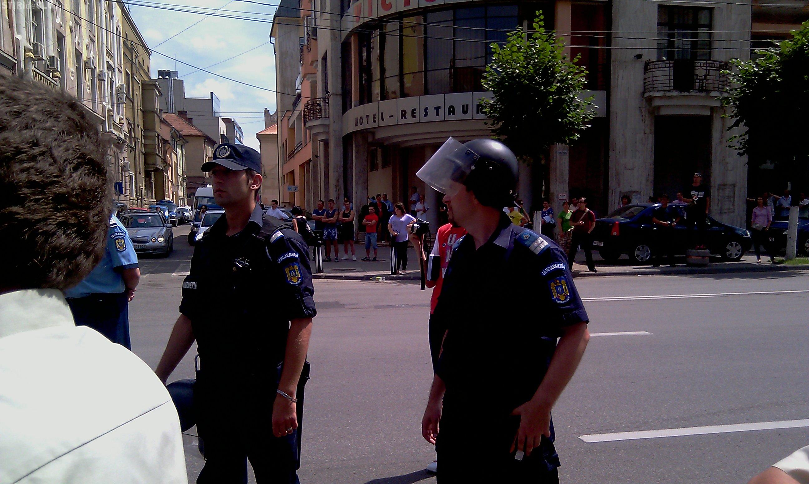 VIDEO -Scene de lupta in centrul Clujului! Jandarmii au folosit gaze lacrimogene pentru a-i opri pe fermierii furiosi - Galerie FOTO