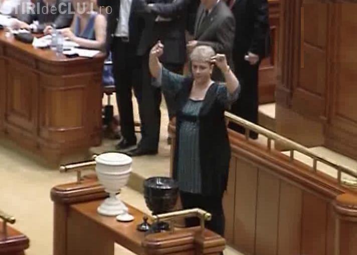 VIDEO - Teo Trandafir a facut show la votarea motiunii. A votat impotriva taierii pensiilor