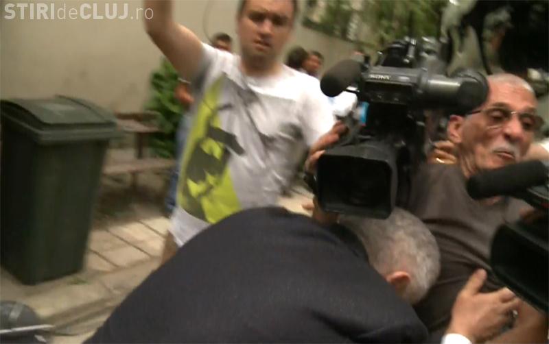 Ioan Becali a doborât un cameraman în curtea ICCJ VIDEO