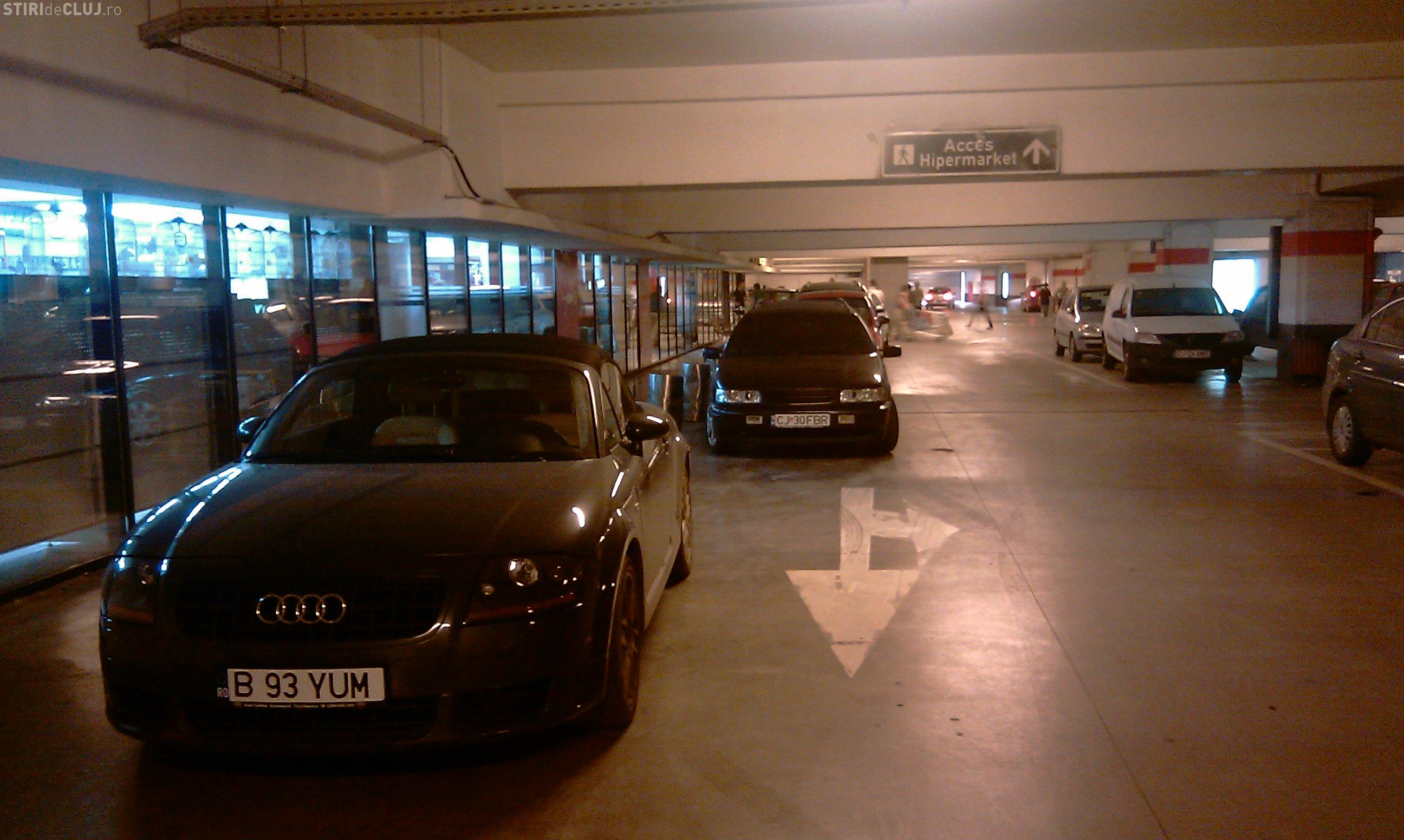 Smecheri de Mall. Chiar daca parcarea de la Iulius Mall era pe jumatate goala, soferii "comozi" parcheaza in usa hipermarketului - FOTO