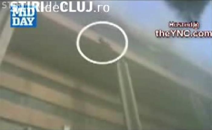VIDEO - 9 persoane au murit pe loc, dupa ce au sarit de la etajele unui Mall din India, care a luat foc  - Imagini socante