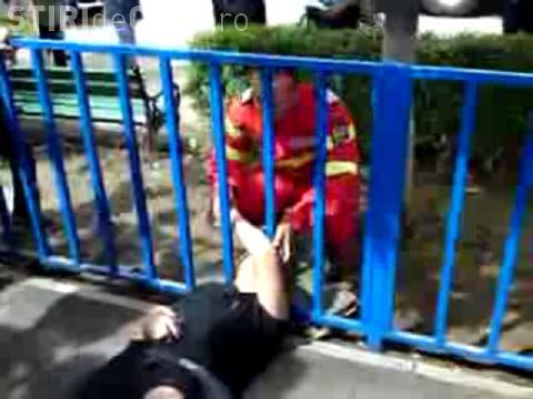 VIDEO - Un tanar si-a prins capul intr-un gard si a fost scos cu ajutorul pompierilor