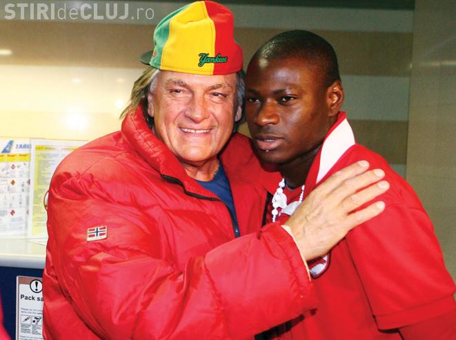 Dinamovistul N'Doye a fost luat in balon de Florin Piersic pe aeroport. Marele actor a declarat ca tine cu Dinamo si nu cu CFR Cluj- VIDEO