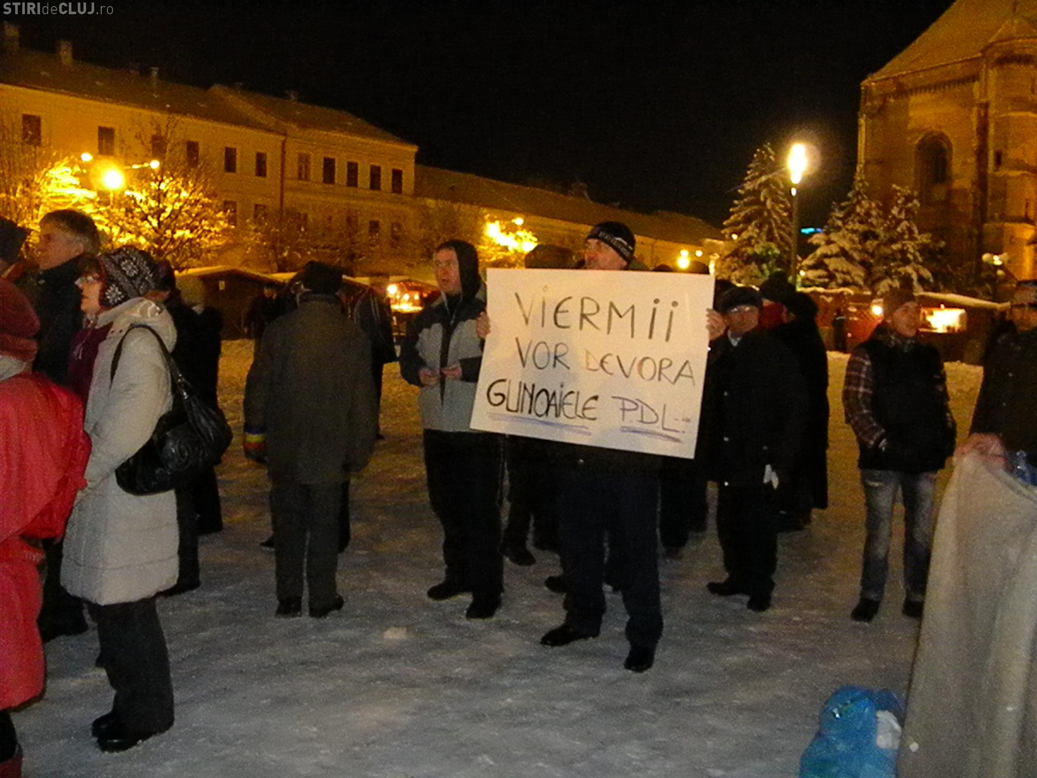 50 de oameni in Piata Unirii, la protest! Majoritatea sunt pensionari VIDEO si FOTO