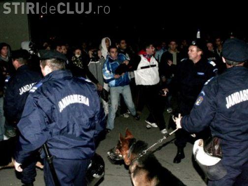 Scandal monstru intre tiganii din Suceagu, Cluj- mai multe case distruse si oameni raniti-VIDEO