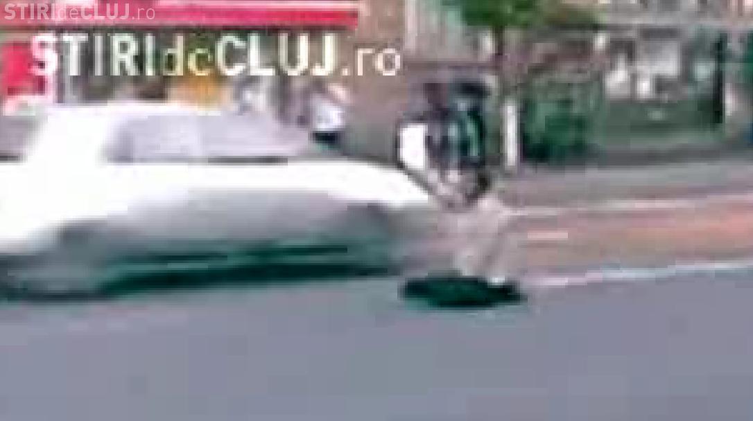 VIDEO - Protest inedit in statia de autobuz de  la Regionala CFR. Un clujean s-a pus in genunchi in plin trafic si a "cersit" ajutorul soferilor