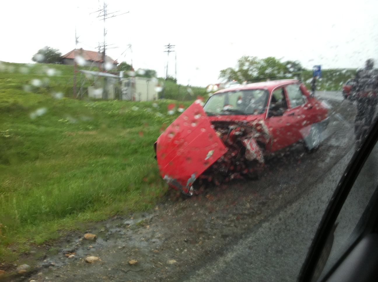Accident la Mociu! O masina rasturnata a fost lovita de un alt sofer FOTO