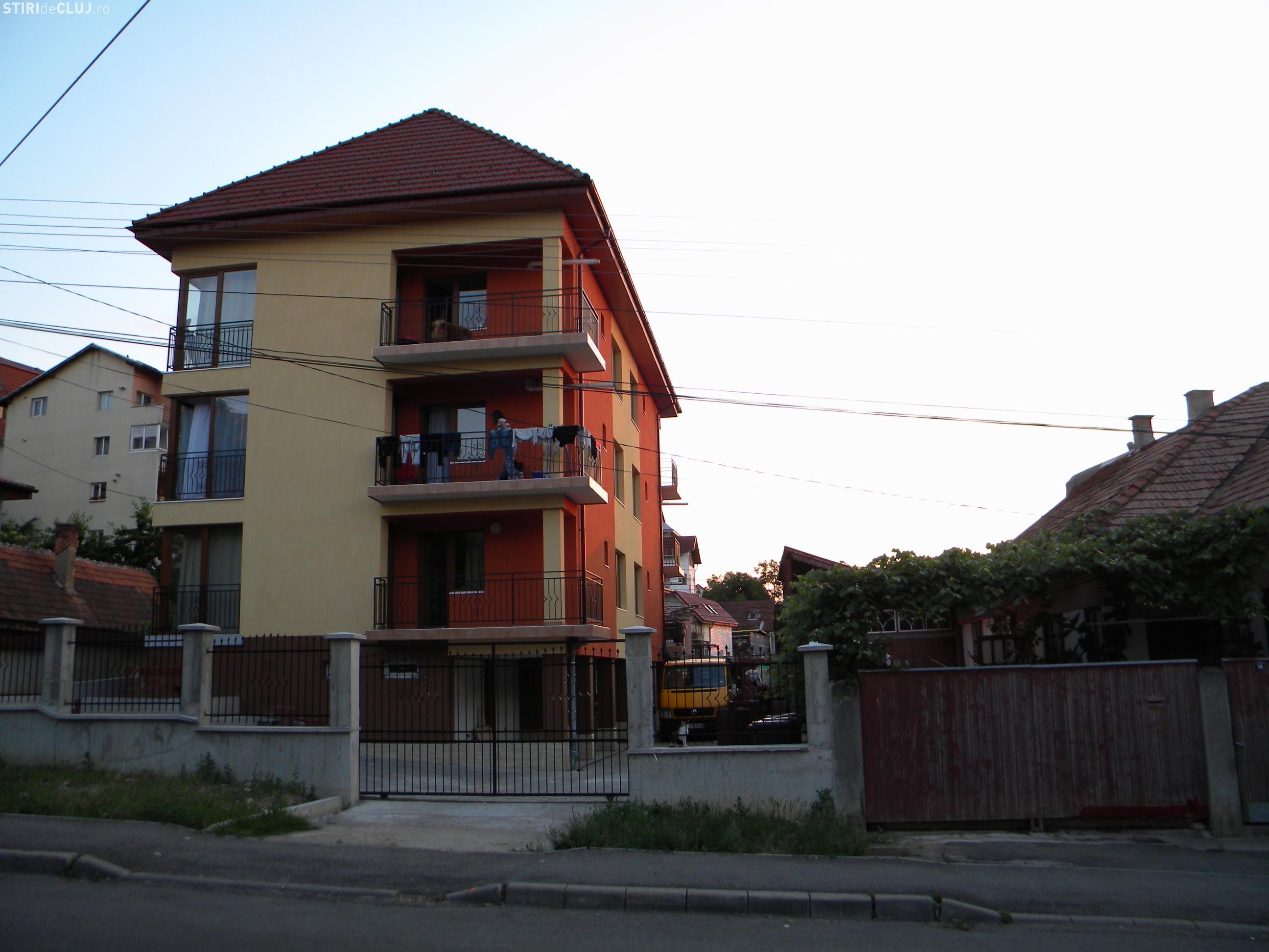 Blocul dintre case, ridicat ilegal pe strada Viilor 16, "strecurat" sub nasul arhitectilor din Comisia de Urbanism