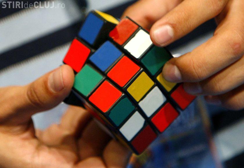 Pasionatii de cubul Rubik se vor intrece sambata la Cluj