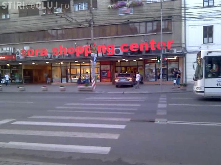 EXCLUSIV - Soferul unei masini de lux a parcat pe trotuar in fata la SORA pentru a-si cumpara tigari si a lasat avariile pornite - VIDEO