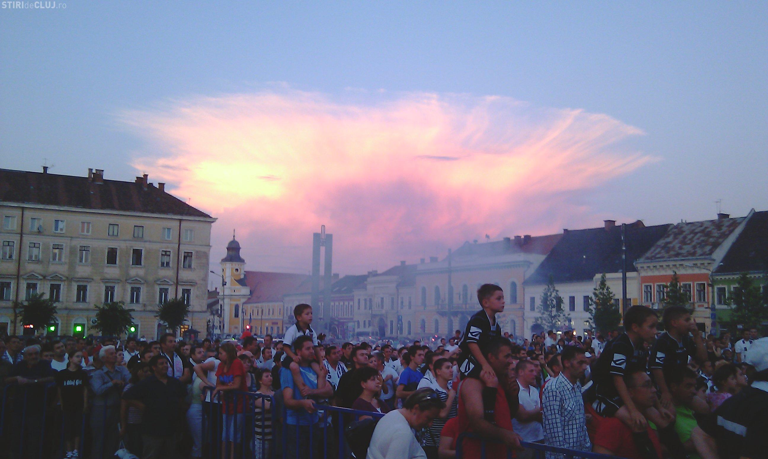 Sorin Apostu huiduit si injurat in Piata Unirii la prezentarea lotului U Cluj - VIDEO