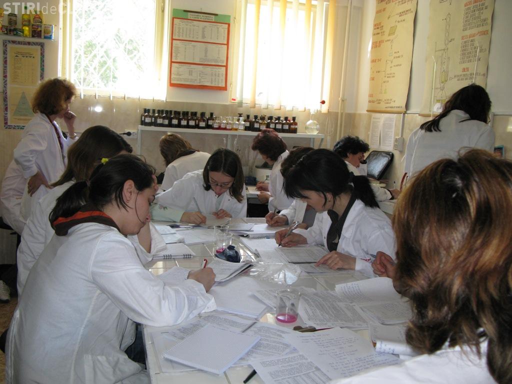 Studentii farmacisti din cadrul UMF Cluj-Napoca protesteaza fata de reducerea subventiilor pentru cazare, masa si burse