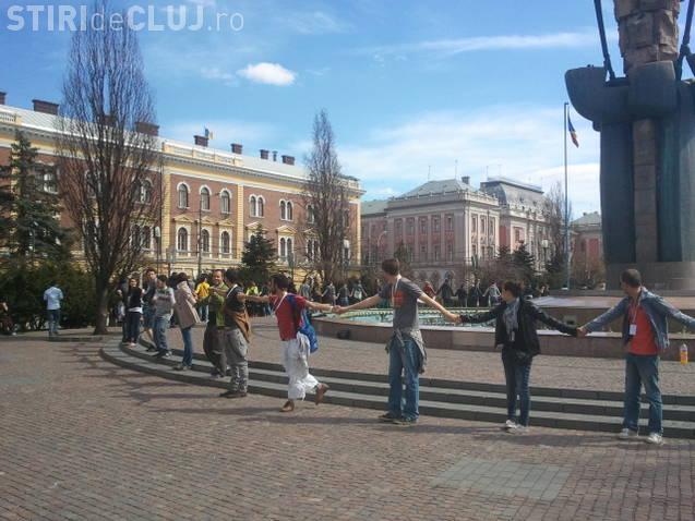 Lant uman facut de studentii ERASMUS in Piata Unirii FOTO si VIDEO