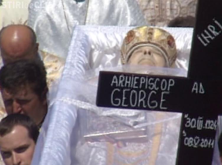 Arhiepiscopul George Gutiu, condus pe ultimul drum de sute de credinciosi intr-o ceremonie impresionanta - VIDEO