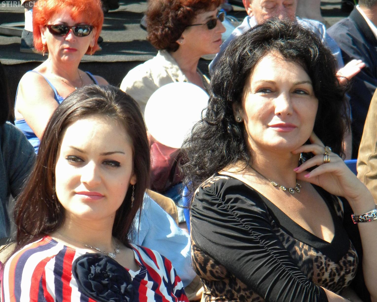 Cat de bine arata Mihaela Rozor, la 48 de ani! Cu fiica ei Oana a facut senzatie la Mitingul Aviatic de la Cluj FOTO