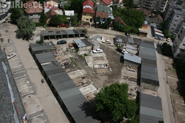 Lucrarile la Parkingul din Marasti, de pe strada Fabricii, au inceput cu demolarea garajelor din zona - Galerie FOTO