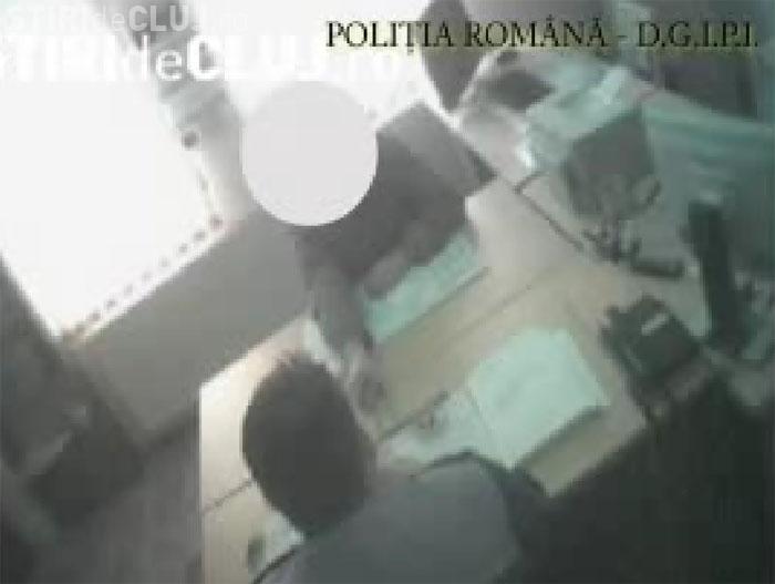 Soferul unui microbuz din comuna Jucu, jud. Cluj, a incercat sa mituiasca pe un politist, pentru a scapa de mai multe dosare penale - VIDEO flagrant
