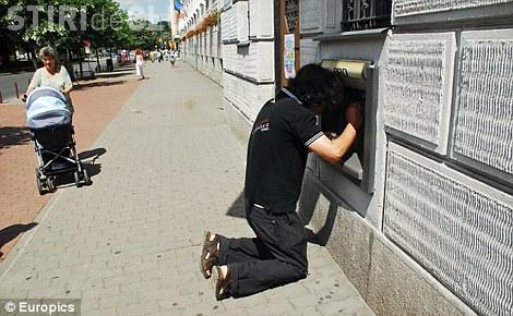 Rade Anglia de noi! Cauza: acest bancomat din Timisoara FOTO