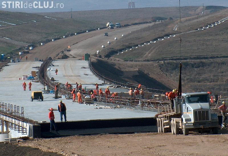 Pe tronsonul de autostrada Campia Turzii - Turda urmeaza sa fie turnat stratul de uzura. Cei 12 kilometri vor fi gata pana in noiembrie