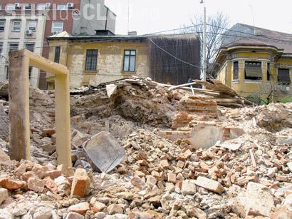 PREMIERA - Un bloc construit ilegal in Cluj-Napoca este demolat la aceasta ora